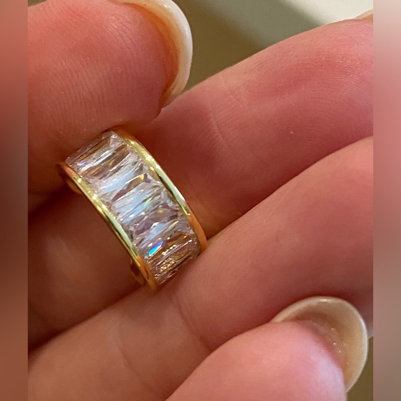 Melinda Maria ear cuff 18K plated with clear baguette simulated diamonds💛🤍 - Picture 8 of 10